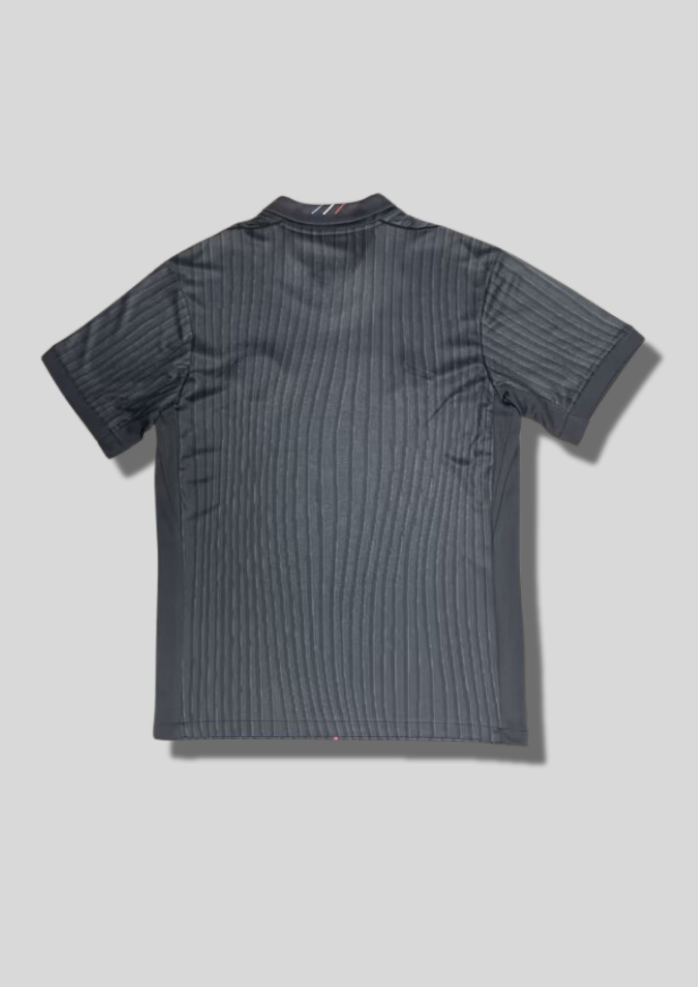 Paris Saint-Germain noir "Galaxie" rose : maillot noir avec un motif de lignes roses entrelacées façon orbites et poussière d'étoiles, logo Jordan et sponsor Qatar Airways blancs. GoalKits
