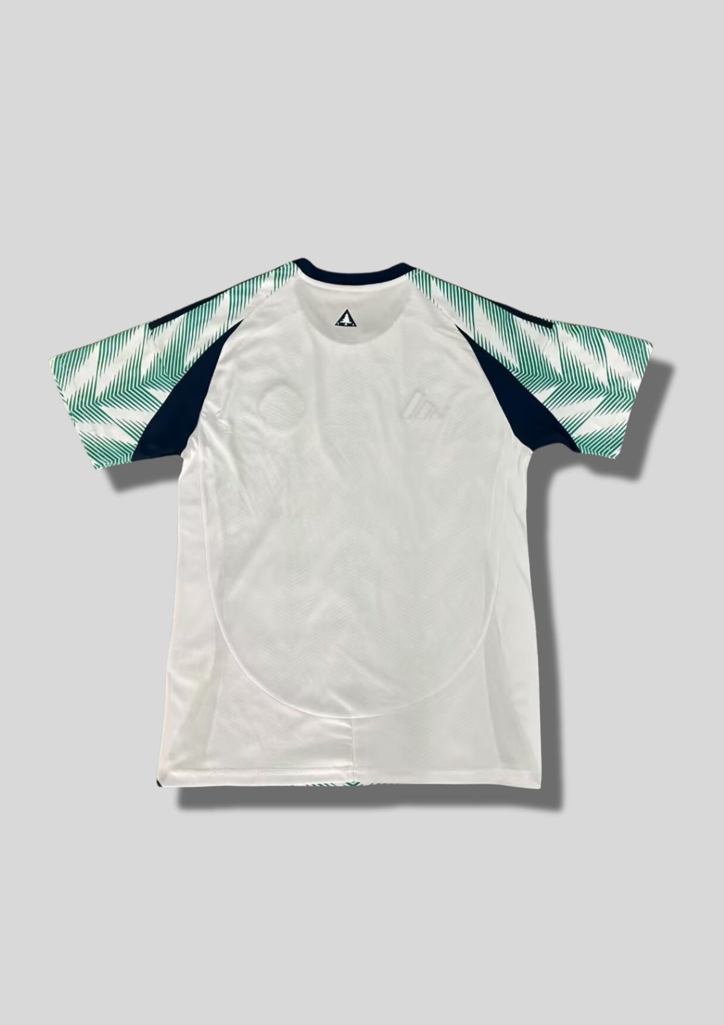 New England Revolution Pre-Match 24/25 : Blanc avec motifs graphiques en chevrons verts et sponsor "Gillette". GoalKits
