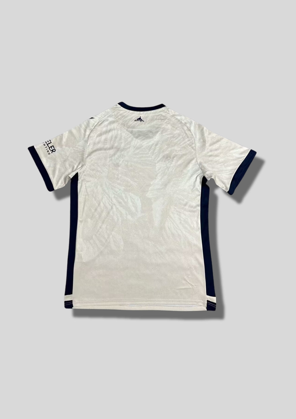 CA Osasuna Maillot Extérieur (Édition Cream) : Un design élégant de couleur crème avec une texture graphique ton sur ton sur l'ensemble du tissu. GoalKits