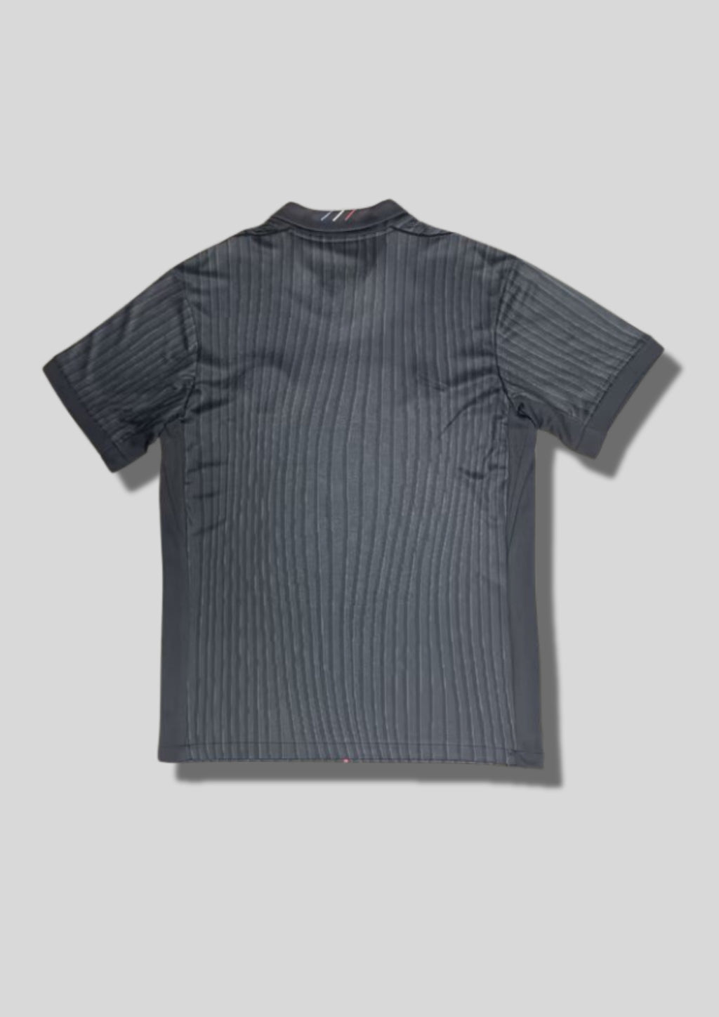 Paris Saint-Germain Jordan gris anthracite : édition avec de fines rayures verticales texturées, une ligne centrale rouge, logo "Jumpman" blanc et sponsor Qatar Airways blanc. GoalKits