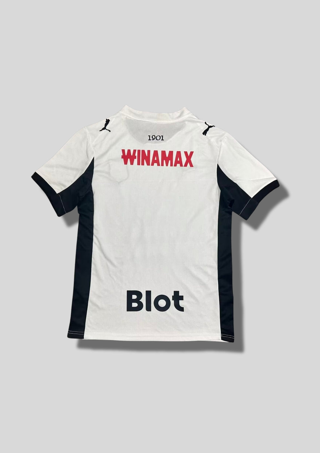 Stade Rennais extérieur 2024-2025 : maillot blanc avec un motif discret de fines lignes en losanges sur le torse, col rond et larges bandes latérales noirs, logos et sponsor Samsic noirs. GoalKits