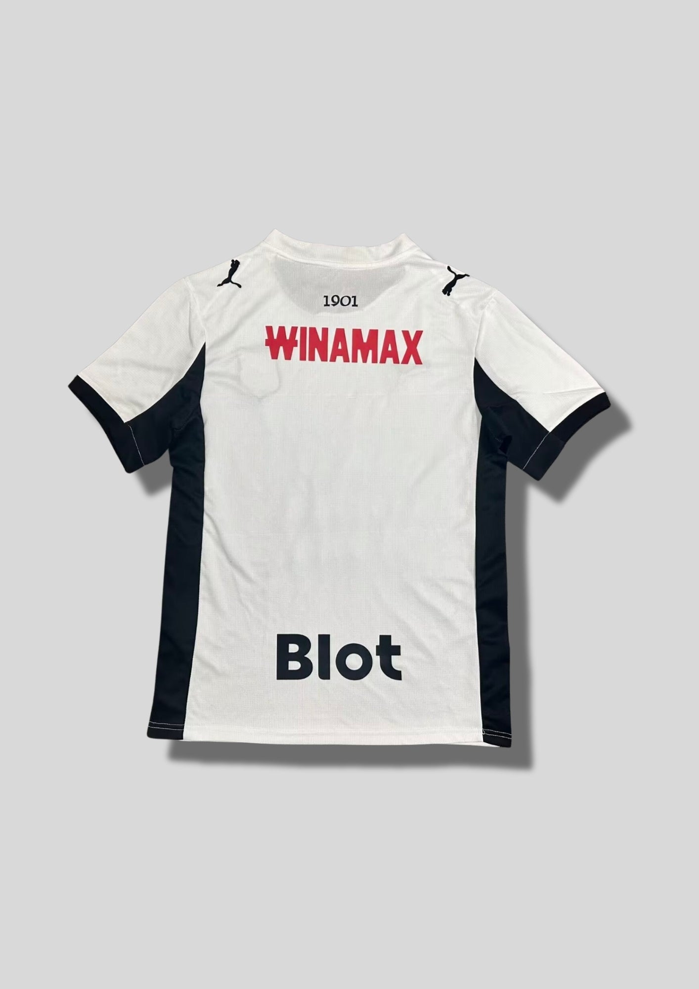 Stade Rennais extérieur 2024-2025 : maillot blanc avec un motif discret de fines lignes en losanges sur le torse, col rond et larges bandes latérales noirs, logos et sponsor Samsic noirs. GoalKits