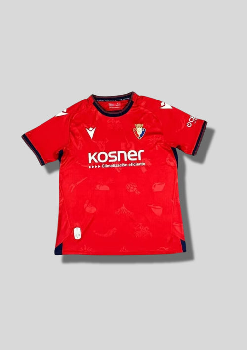 CA Osasuna Maillot Domicile (Rouge) : Un modèle rouge intense présentant des motifs graphiques subtils en ton sur ton sur l'ensemble du tissu. GoalKits