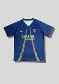 Paris Saint-Germain marine Tour Eiffel : maillot bleu avec un motif de Tour Eiffel stylisée aux contours multicolores (jaune, rose, bleu), logos dorés et col en V à motifs zigzag. GoalKits