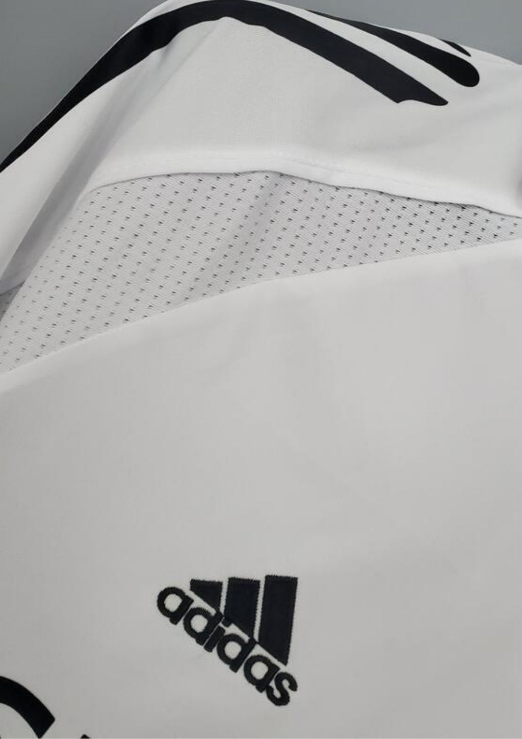Real Madrid Extérieur 2006/07 : Maillot noir avec des empiècements blancs sur les flancs et le sponsor BenQ-Siemens. Il comporte le badge de "Meilleur Club du XXe Siècle". GoalKits