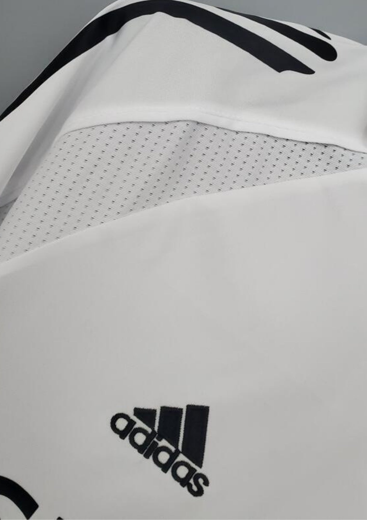 Real Madrid Extérieur 2006/07 : Maillot noir avec des empiècements blancs sur les flancs et le sponsor BenQ-Siemens. Il comporte le badge de "Meilleur Club du XXe Siècle". GoalKits