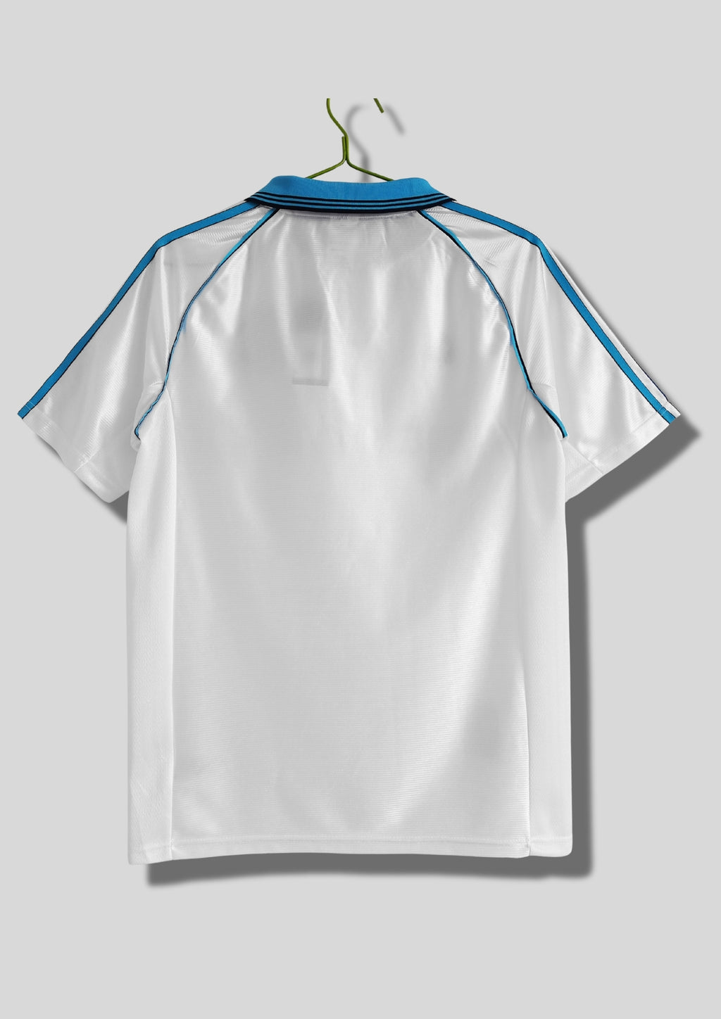 Olympique de Marseille domicile 1999-2000 : maillot blanc Adidas avec col polo bleu ciel, trois bandes bleues sur les épaules et sponsor Ericsson.  Stade Rennais GoalKits