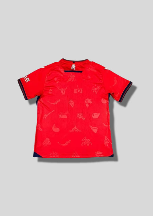 CA Osasuna Maillot Domicile (Rouge) : Un modèle rouge intense présentant des motifs graphiques subtils en ton sur ton sur l'ensemble du tissu. GoalKits