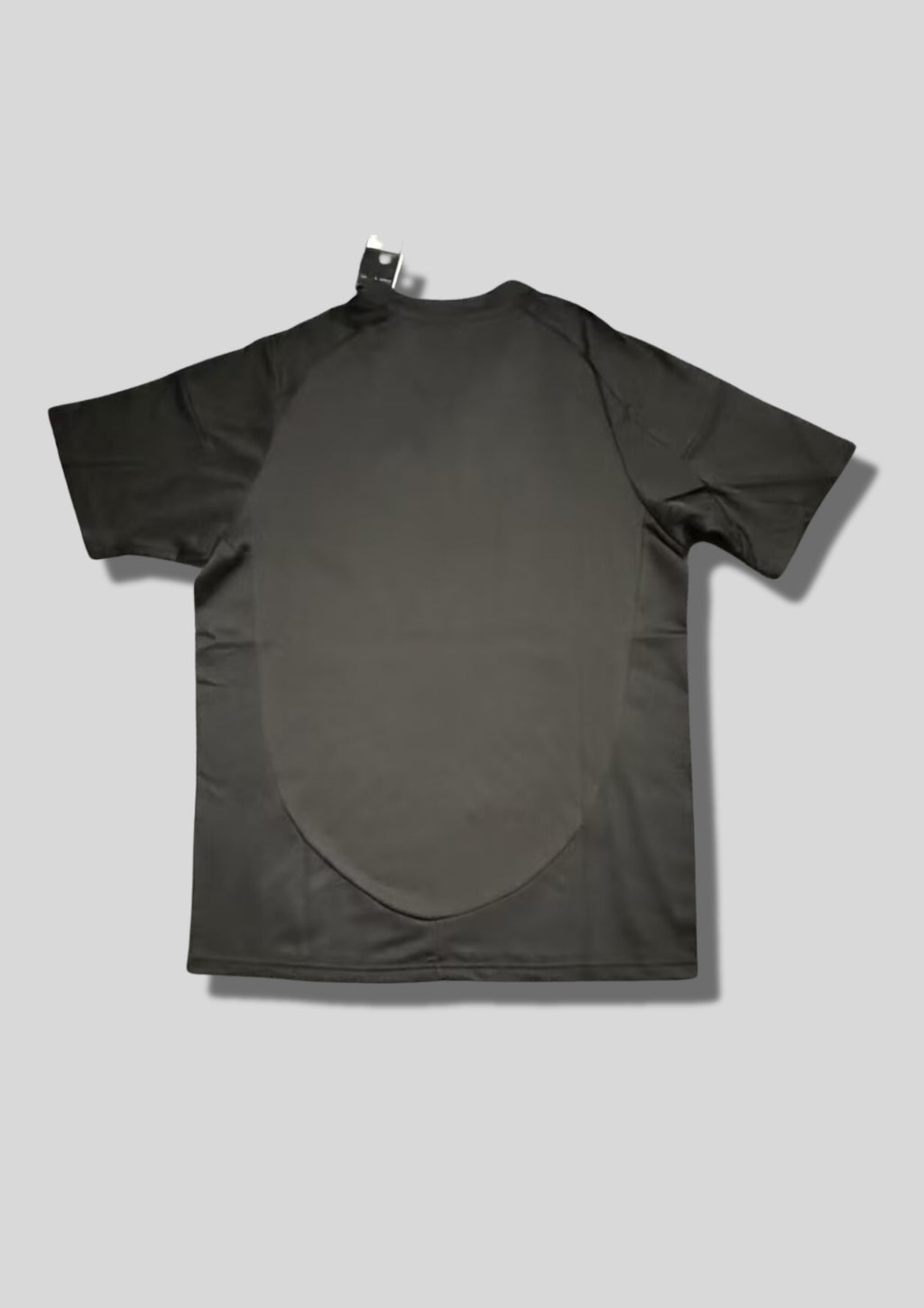 Charlotte FC Home 24/25 : Noir avec manches et panneaux latéraux unis et torse orné de motifs géométriques gris clair et sponsor "ally". GoalKits