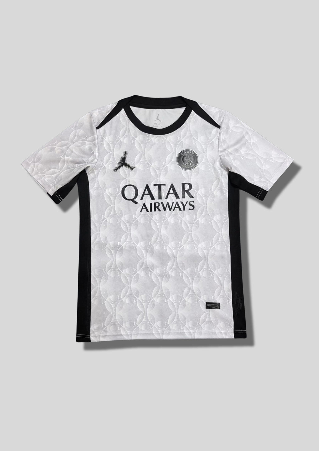 Paris Saint-Germain Jordan blanc texturé : maillot blanc avec un motif de cercles entrelacés en relief sur tout le torse, col et bandes latérales noirs, logos noirs. GoalKits