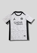 Paris Saint-Germain Jordan blanc texturé : maillot blanc avec un motif de cercles entrelacés en relief sur tout le torse, col et bandes latérales noirs, logos noirs. GoalKits
