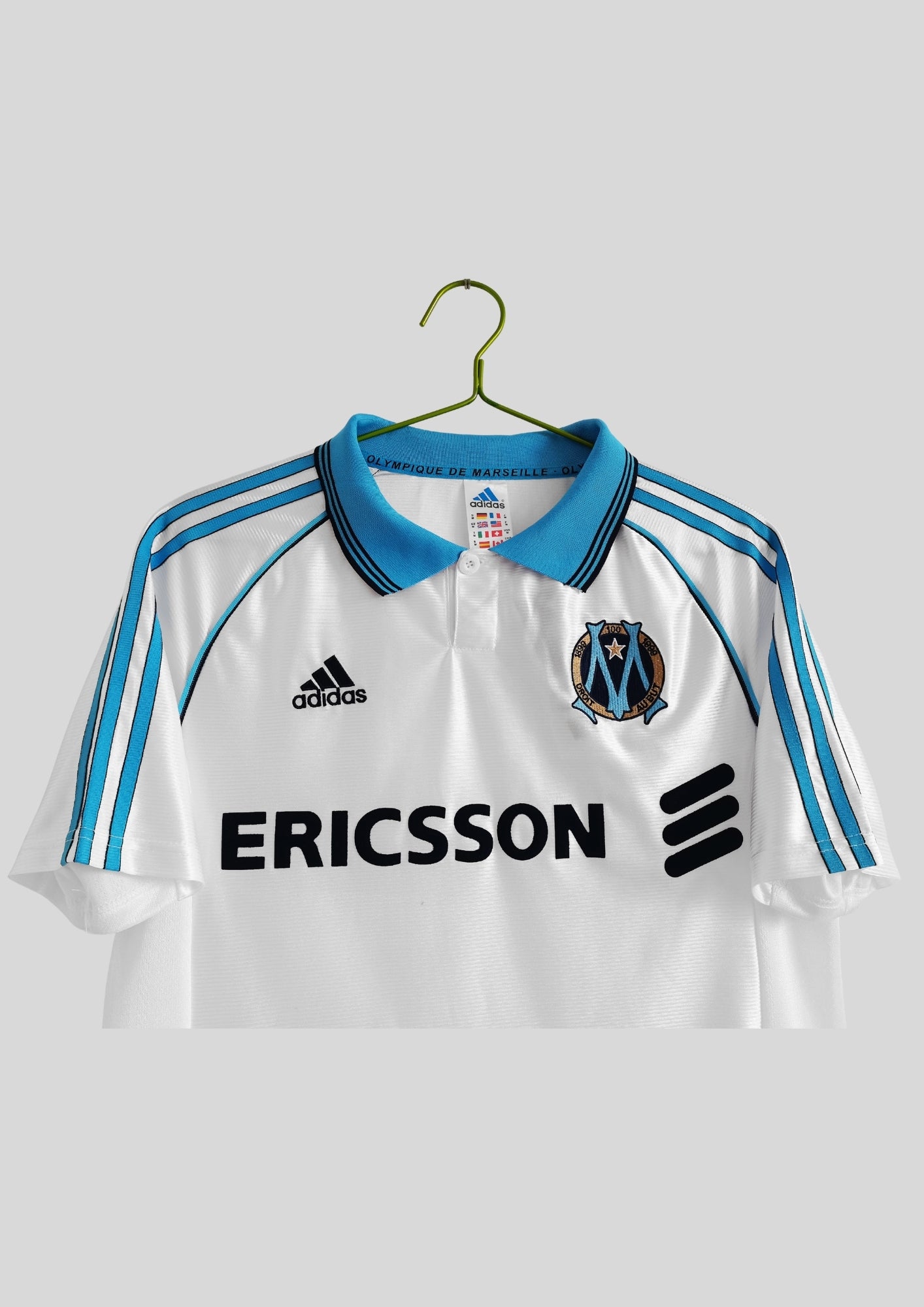Olympique de Marseille domicile 1999-2000 : maillot blanc Adidas avec col polo bleu ciel, trois bandes bleues sur les épaules et sponsor Ericsson.  Stade Rennais GoalKits