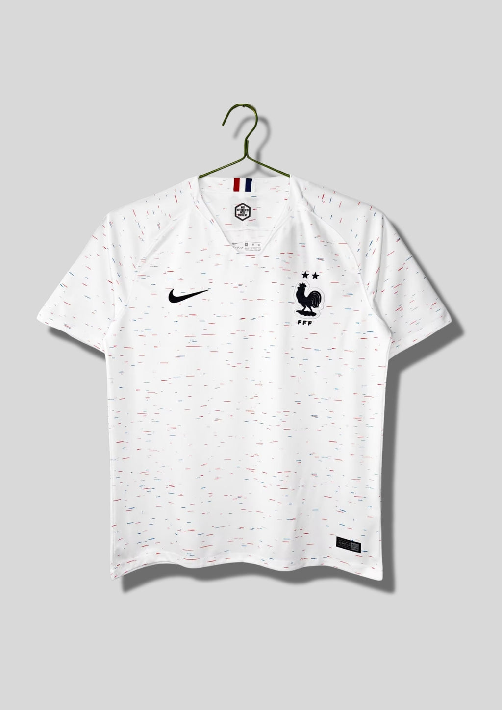 France Extérieur 2018 : Blanc avec de minuscules mouchetures bleues et rouges, coq noir à deux étoiles. GoalKits