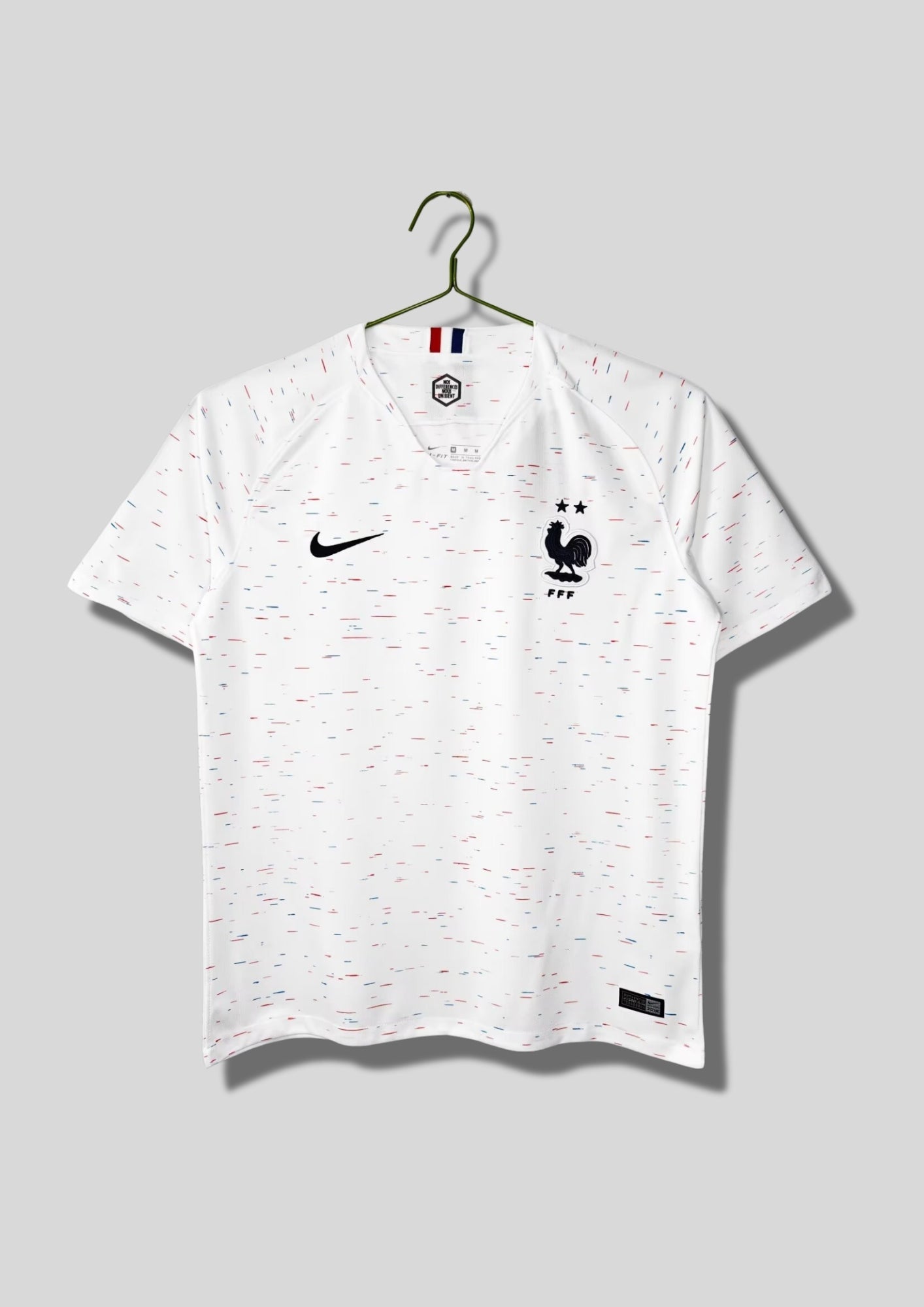 France Extérieur 2018 : Blanc avec de minuscules mouchetures bleues et rouges, coq noir à deux étoiles. GoalKits