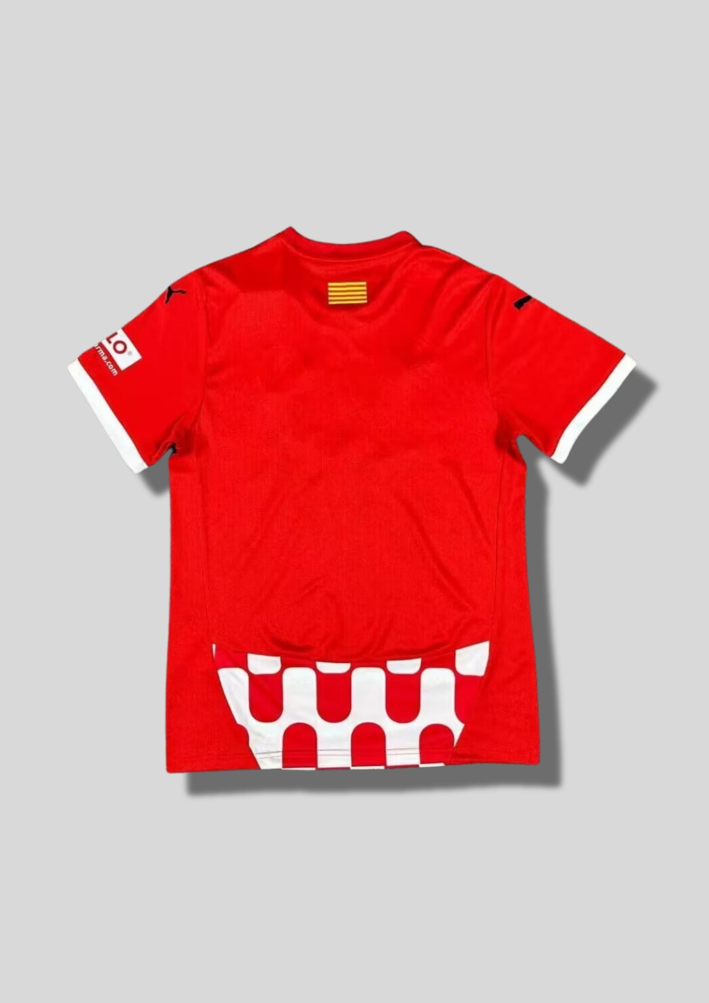 Girona FC Maillot Domicile 2024/25 : Un design audacieux qui remplace les rayures traditionnelles par un motif de vagues rouges et blanches entrelacées sur le torse. GoalKits