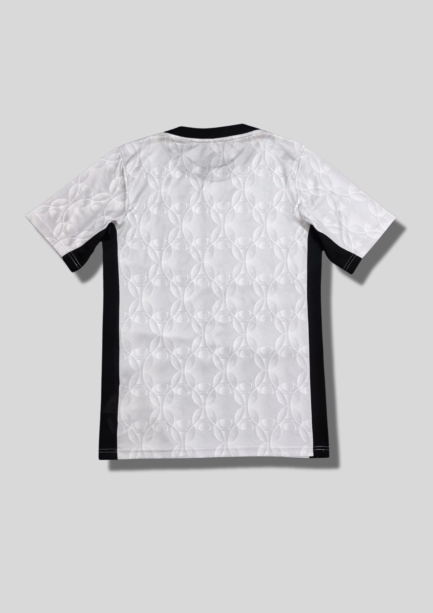Paris Saint-Germain Jordan blanc texturé : maillot blanc avec un motif de cercles entrelacés en relief sur tout le torse, col et bandes latérales noirs, logos noirs. GoalKits
