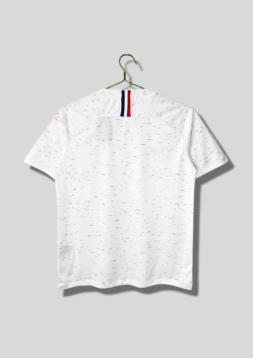 France Extérieur 2018 : Blanc avec de minuscules mouchetures bleues et rouges, coq noir à deux étoiles. GoalKits