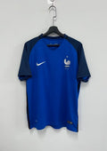 rance Domicile Euro 2016 : Bleu avec manches contrastées bleu marine à rayures fines, coq argenté à une étoile. GoalKits