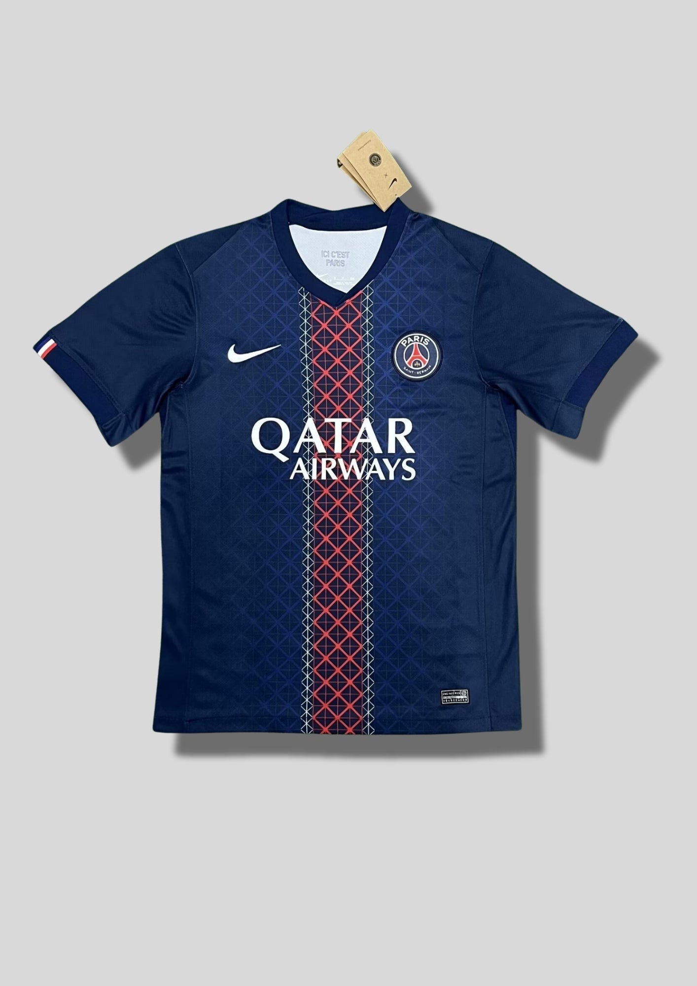 Paris Saint-Germain marine motif losanges : maillot bleu marine avec une large bande centrale composée de losanges rouges et blancs, logo Nike blanc et sponsor Qatar Airways. GoalKits