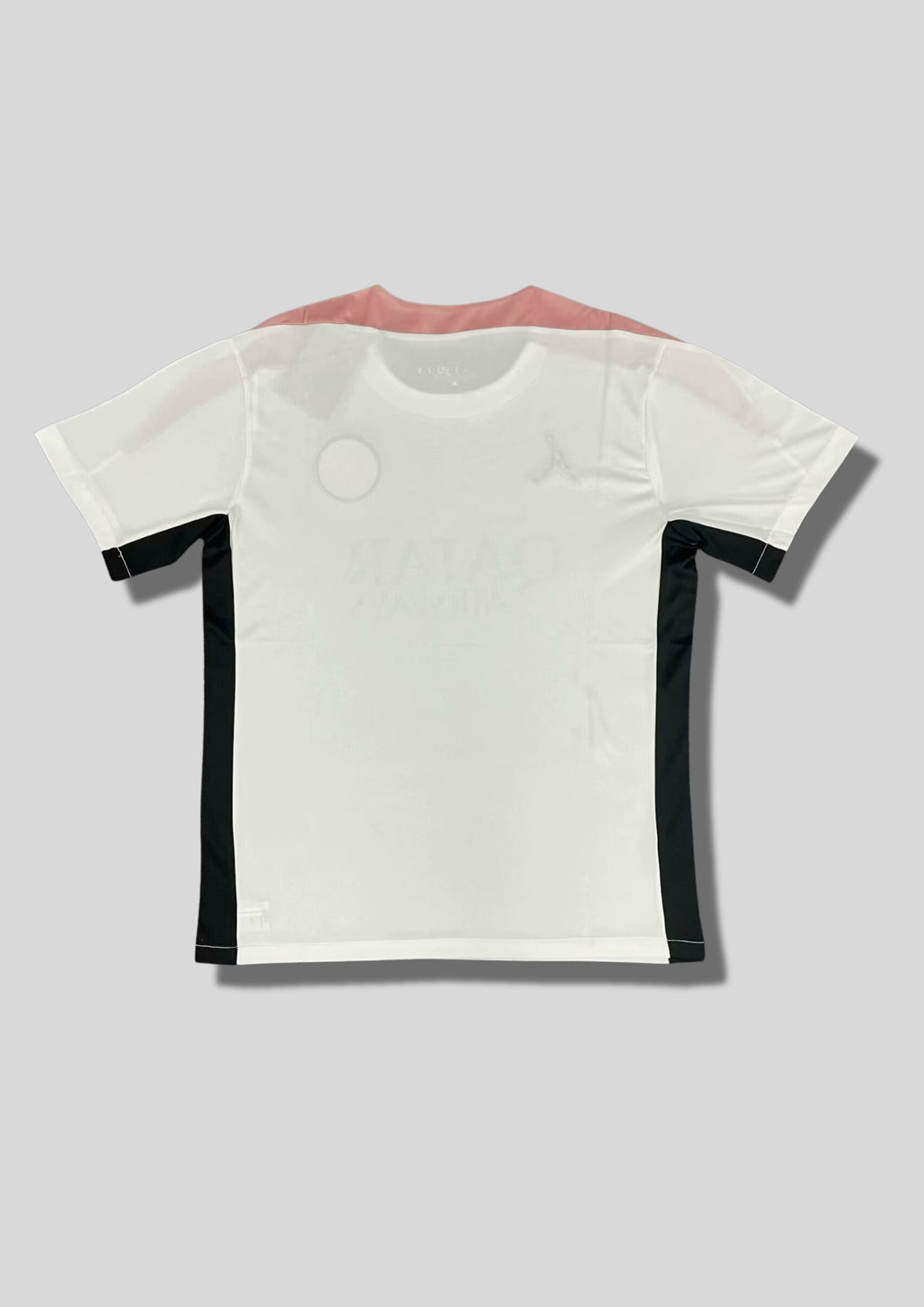 Paris Saint-Germain (France - Ligue 1) Maillot d'Entraînement / Fourth : Un design blanc épuré avec des empiècements contrastés. GoalKits