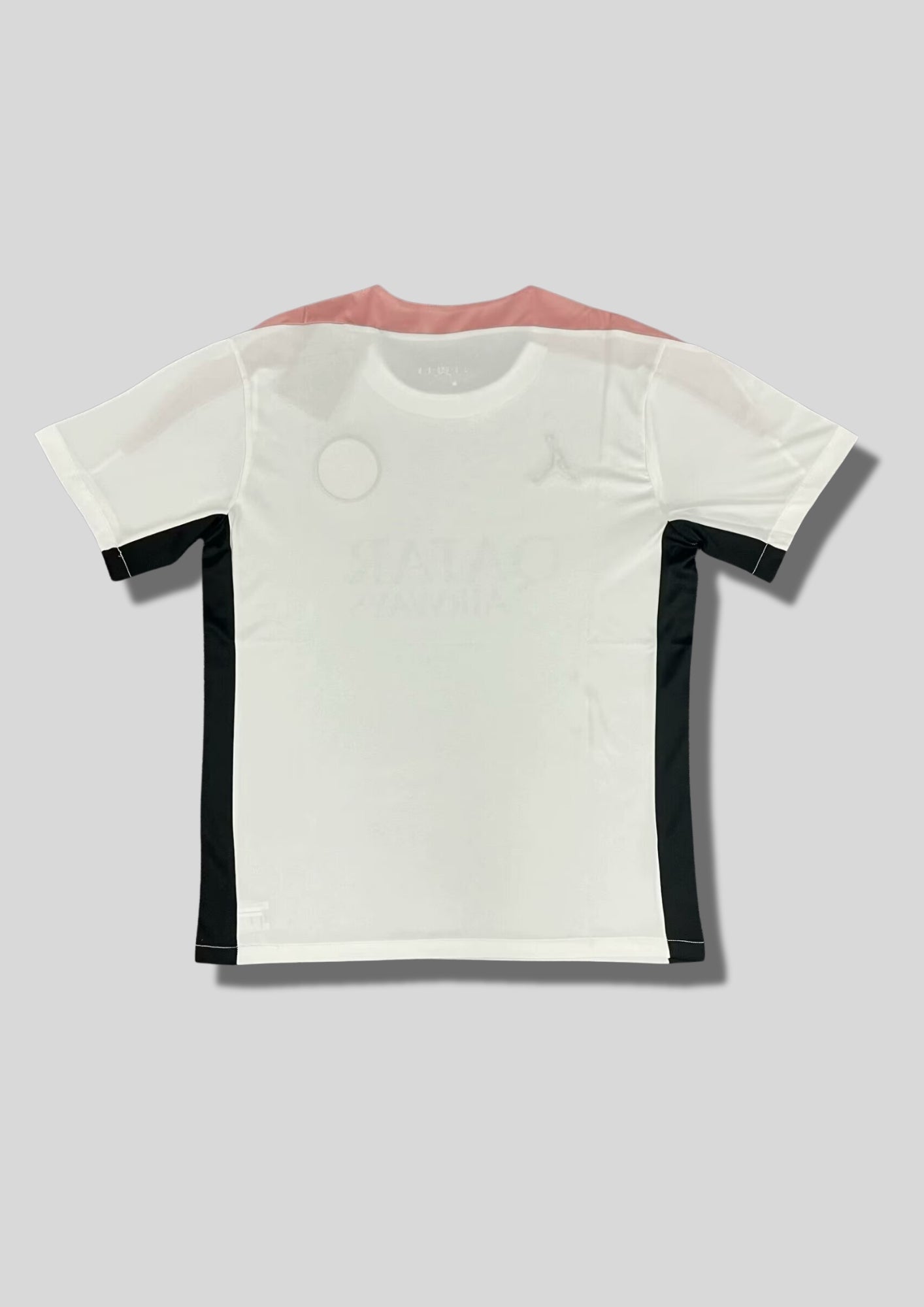 Paris Saint-Germain (France - Ligue 1) Maillot d'Entraînement / Fourth : Un design blanc épuré avec des empiècements contrastés. GoalKits