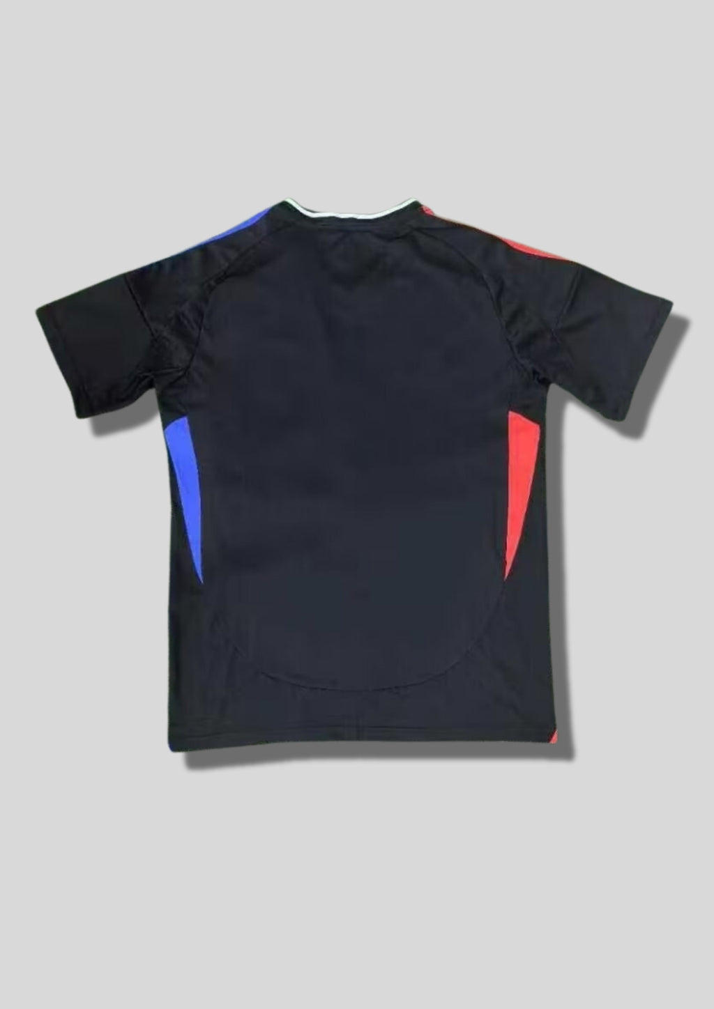 Olympique Lyonnais extérieur 2024-2025 : maillot noir avec un motif en damier ton sur ton "OL", bandes Adidas et détails asymétriques rouges (droite) et bleus (gauche), sponsor Emirates. GoalKits