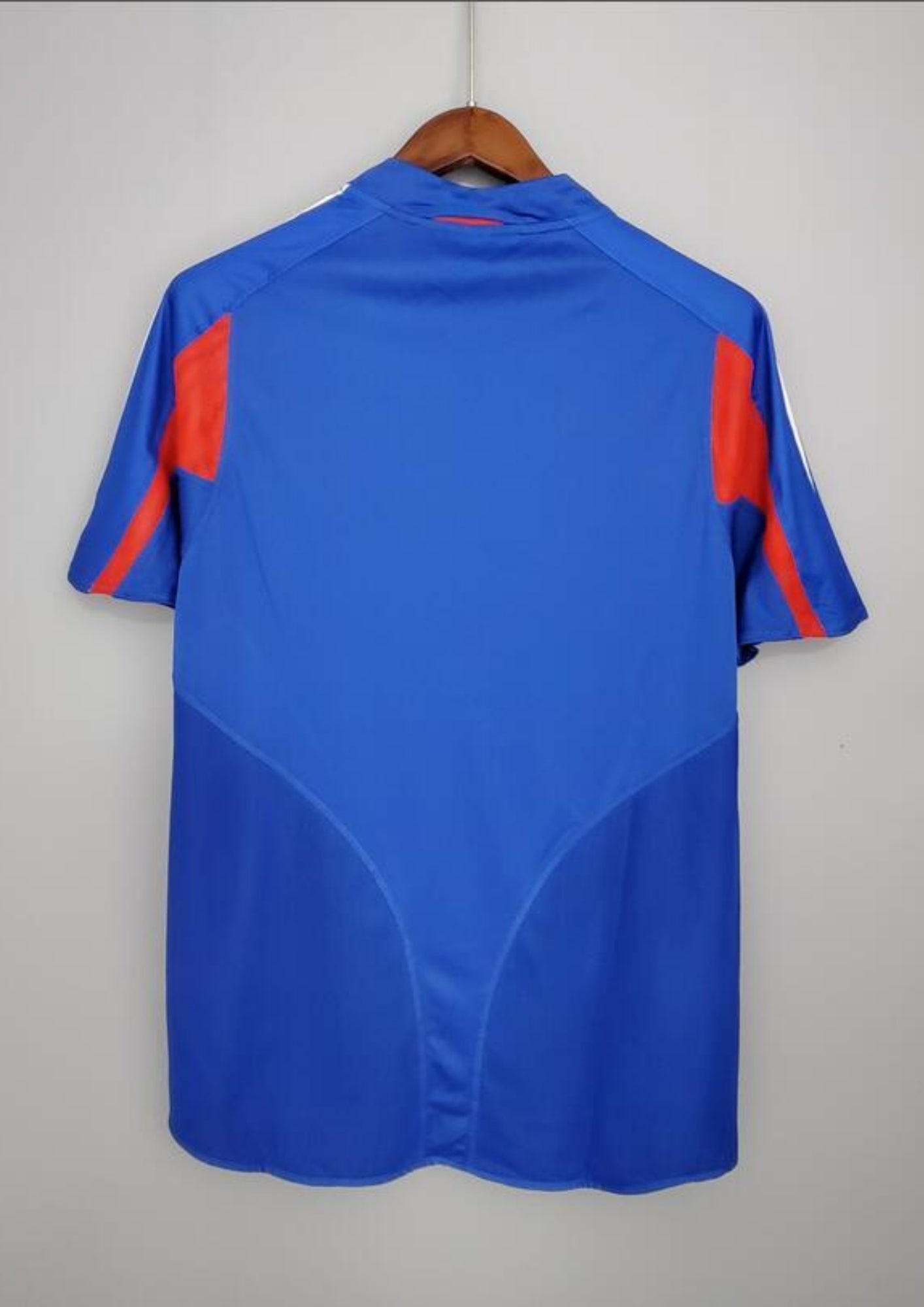 France Domicile 2006 : Bleu, bande rouge dégradée, col en V, technologie Teamgeist. GoalKits