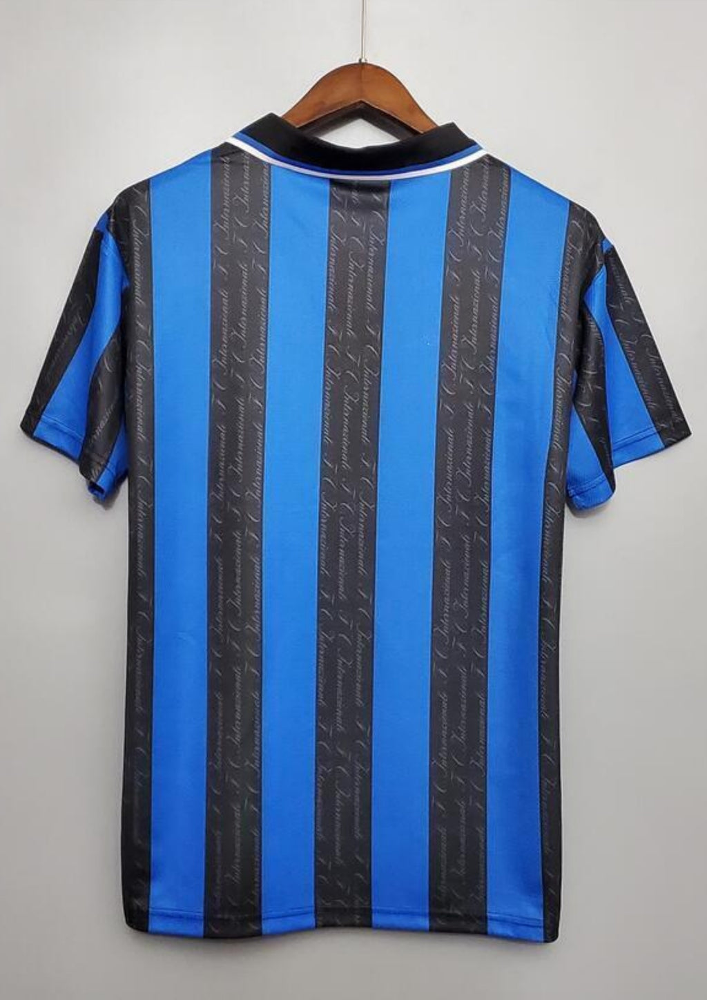 Inter Milan domicile 1997-1998 : maillot Umbro aux rayures verticales bleues et noires. Les bandes noires comportent le nom du club "F.C. Internazionale" en filigrane. GoalKits