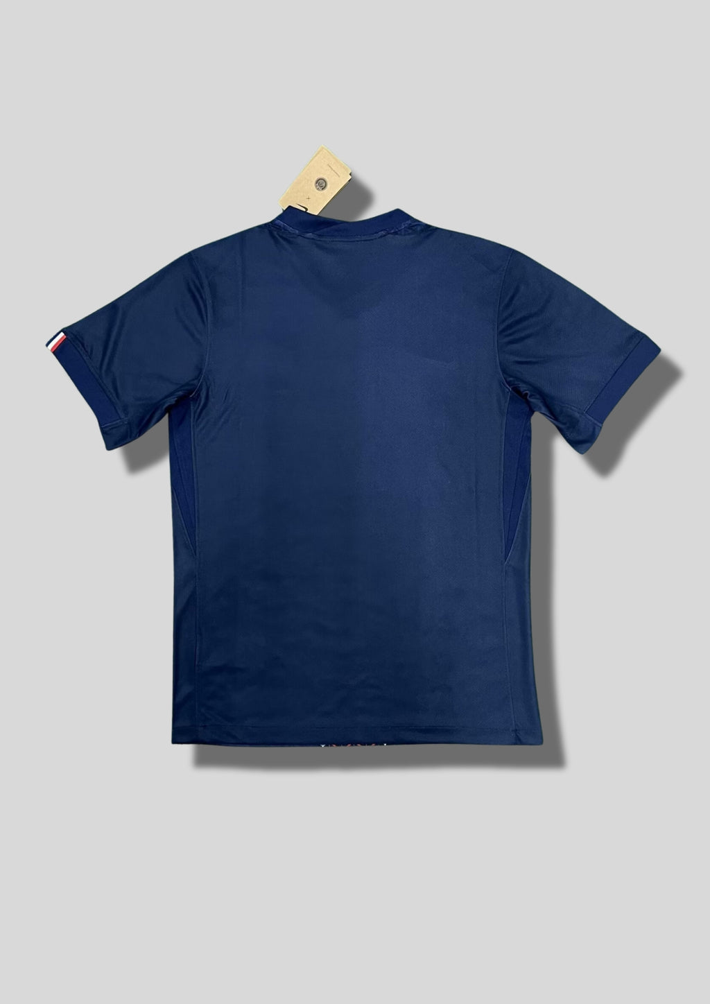 Paris Saint-Germain marine motif losanges : maillot bleu marine avec une large bande centrale composée de losanges rouges et blancs, logo Nike blanc et sponsor Qatar Airways. GoalKits