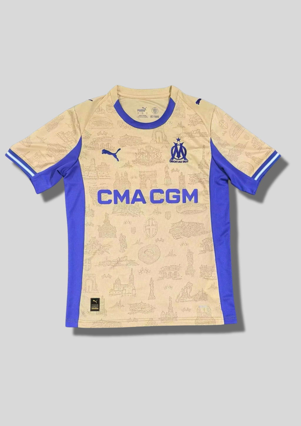 Olympique de Marseille "Third" 2024-2025 : maillot couleur sable/ocre orné de croquis de monuments marseillais, avec des panneaux latéraux, un col et des logos bleu roi. GoalKits