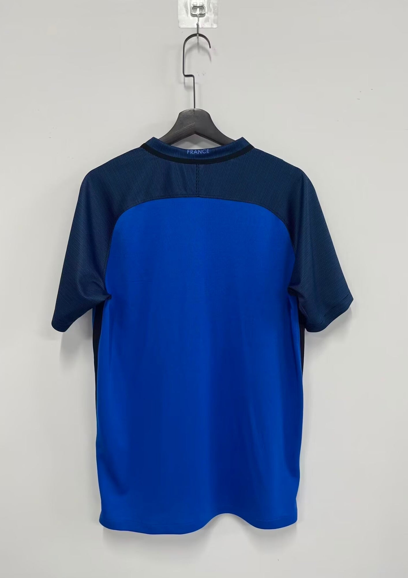 rance Domicile Euro 2016 : Bleu avec manches contrastées bleu marine à rayures fines, coq argenté à une étoile. GoalKits