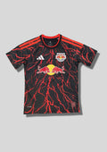 New York Red Bulls Pre-Match 24/25 : Noir avec des motifs d'éclairs rouges vifs sur tout le maillot et le logo Red Bull central. GoalKits