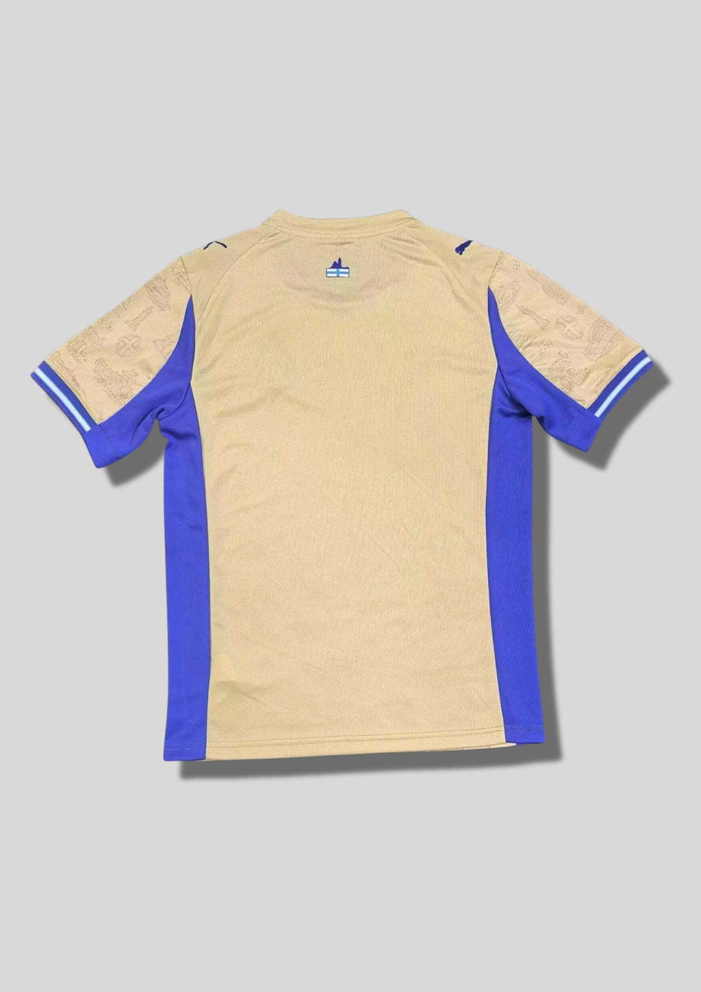 Olympique de Marseille "Third" 2024-2025 : maillot couleur sable/ocre orné de croquis de monuments marseillais, avec des panneaux latéraux, un col et des logos bleu roi. GoalKits
