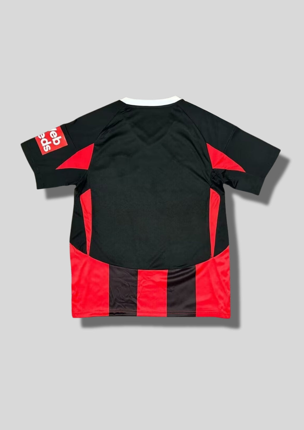 Maillot à Rayures Noir & Rouge Fulham – Col en V & Détails Adidas Blancs GoalKits