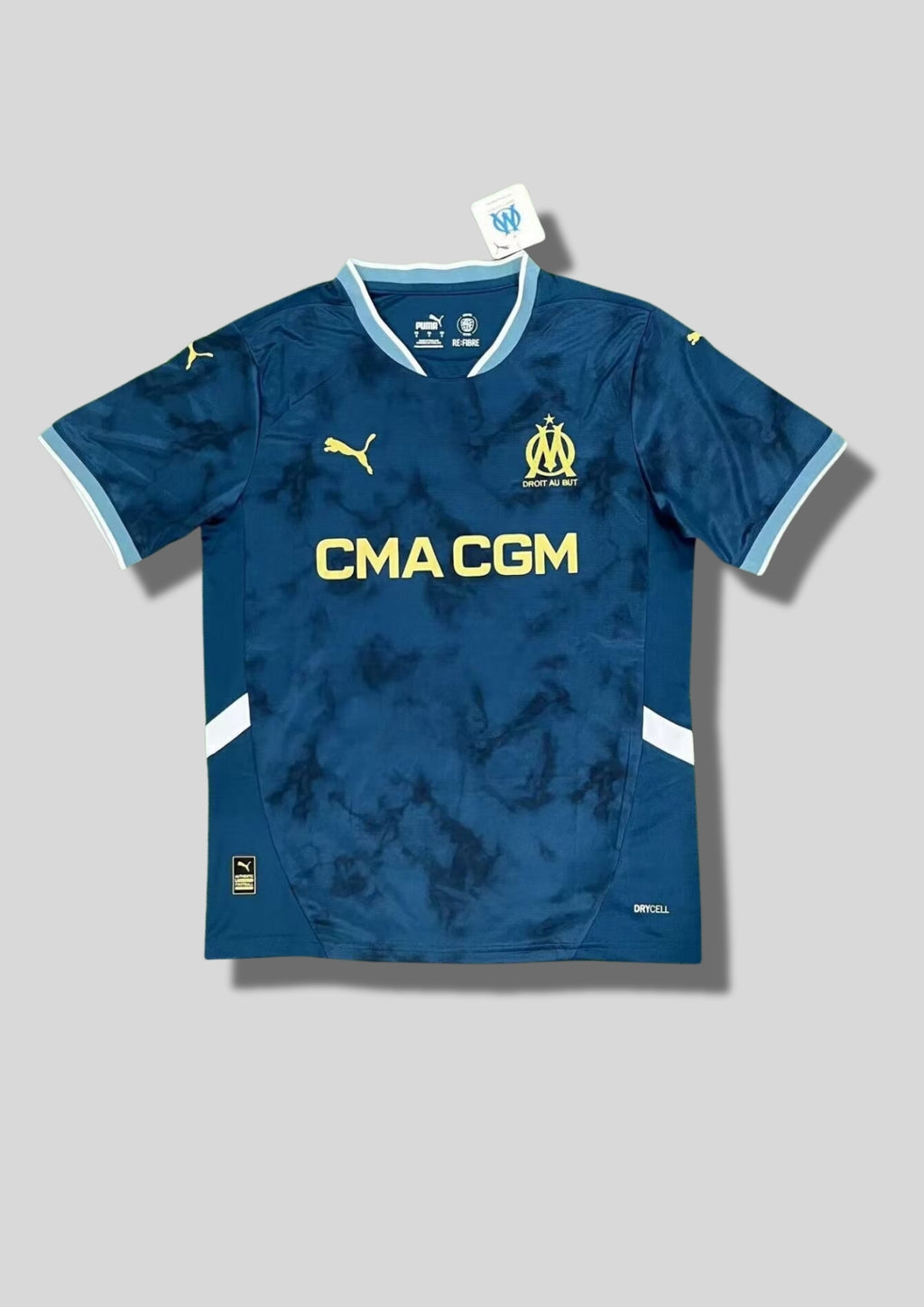 Olympique de Marseille extérieur 2024-2025 : maillot bleu turquoise avec un motif effet "tie-dye" ou fumée sombre, logos et sponsor CMA CGM jaunes, détails blancs sur les flancs. GoalKits