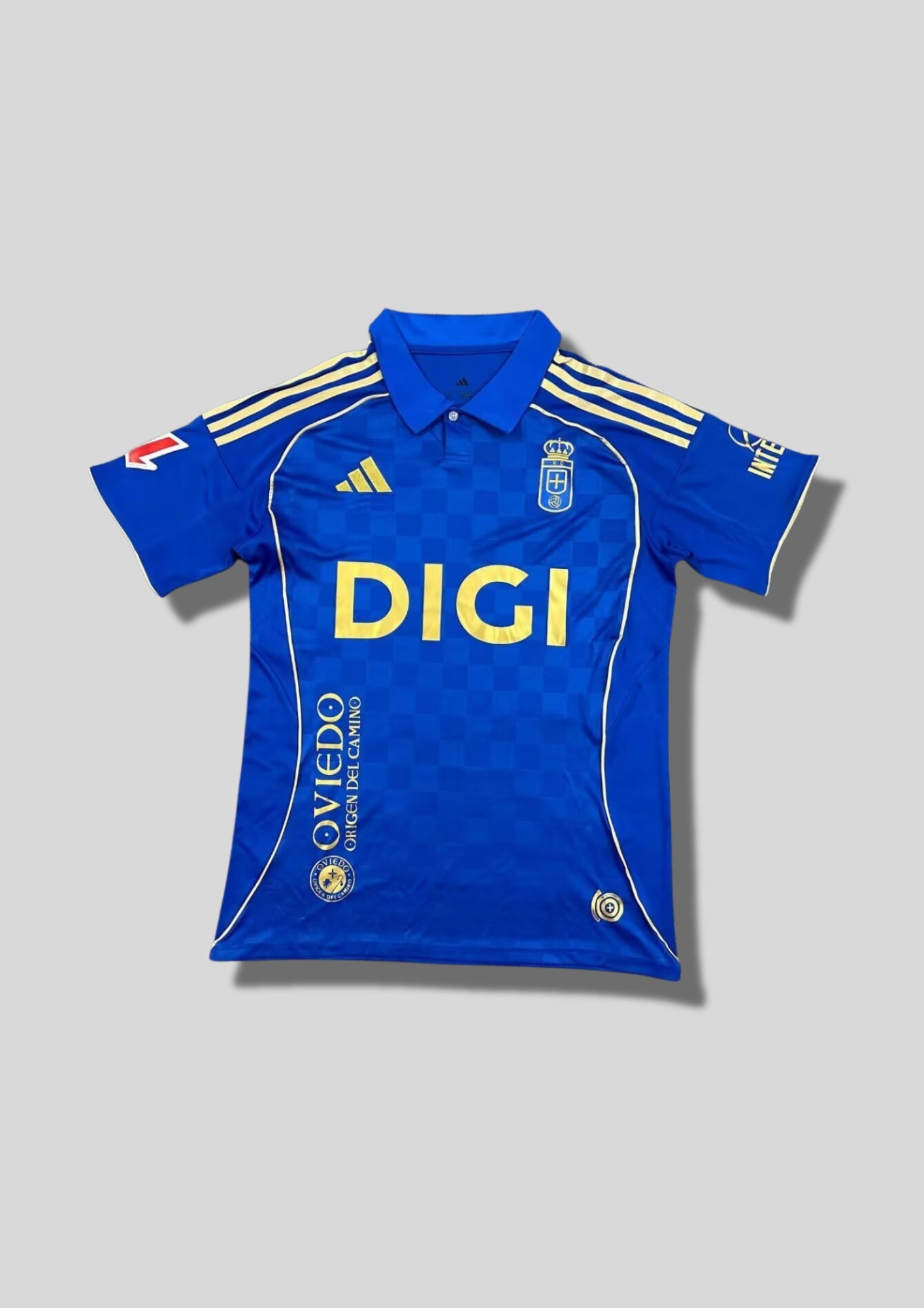 Real Oviedo Maillot Domicile : Un design bleu roi élégant avec un motif en damier ton sur ton très subtil sur le devant. GoalKits