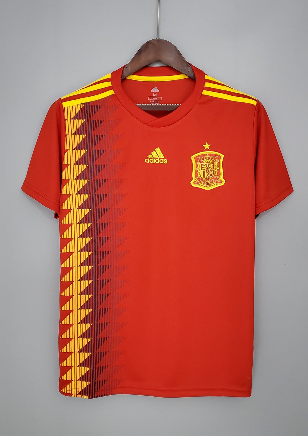 Espagne Domicile 2018 : Rouge avec motif de diamants graphiques jaunes, bleus et rouges sur le côté droit. GoalKits