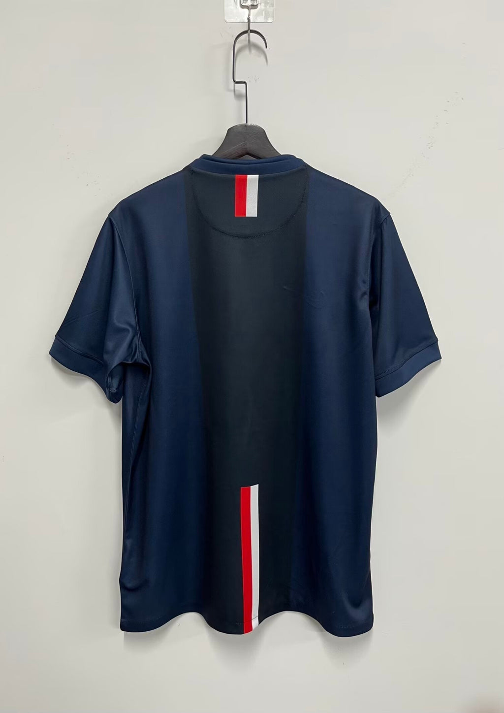 Paris Saint-Germain domicile 2014-2015 : maillot bleu marine avec une large bande centrale verticale bicolore rouge et blanche, logos blancs et sponsor Fly Emirates. GoalKits