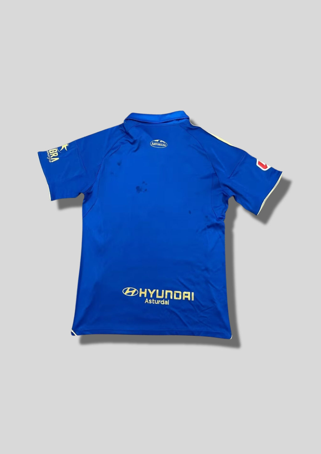 Real Oviedo Maillot Domicile : Un design bleu roi élégant avec un motif en damier ton sur ton très subtil sur le devant. GoalKits