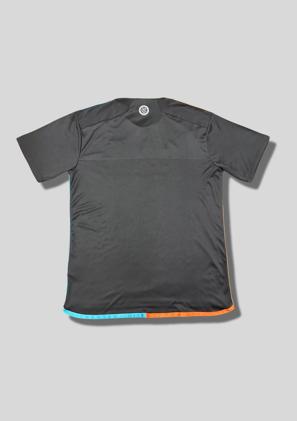 New York City FC (NYCFC) Away 24/25 : Noir avec des détails asymétriques orange (côté droit) et bleu ciel (côté gauche). GoalKits
