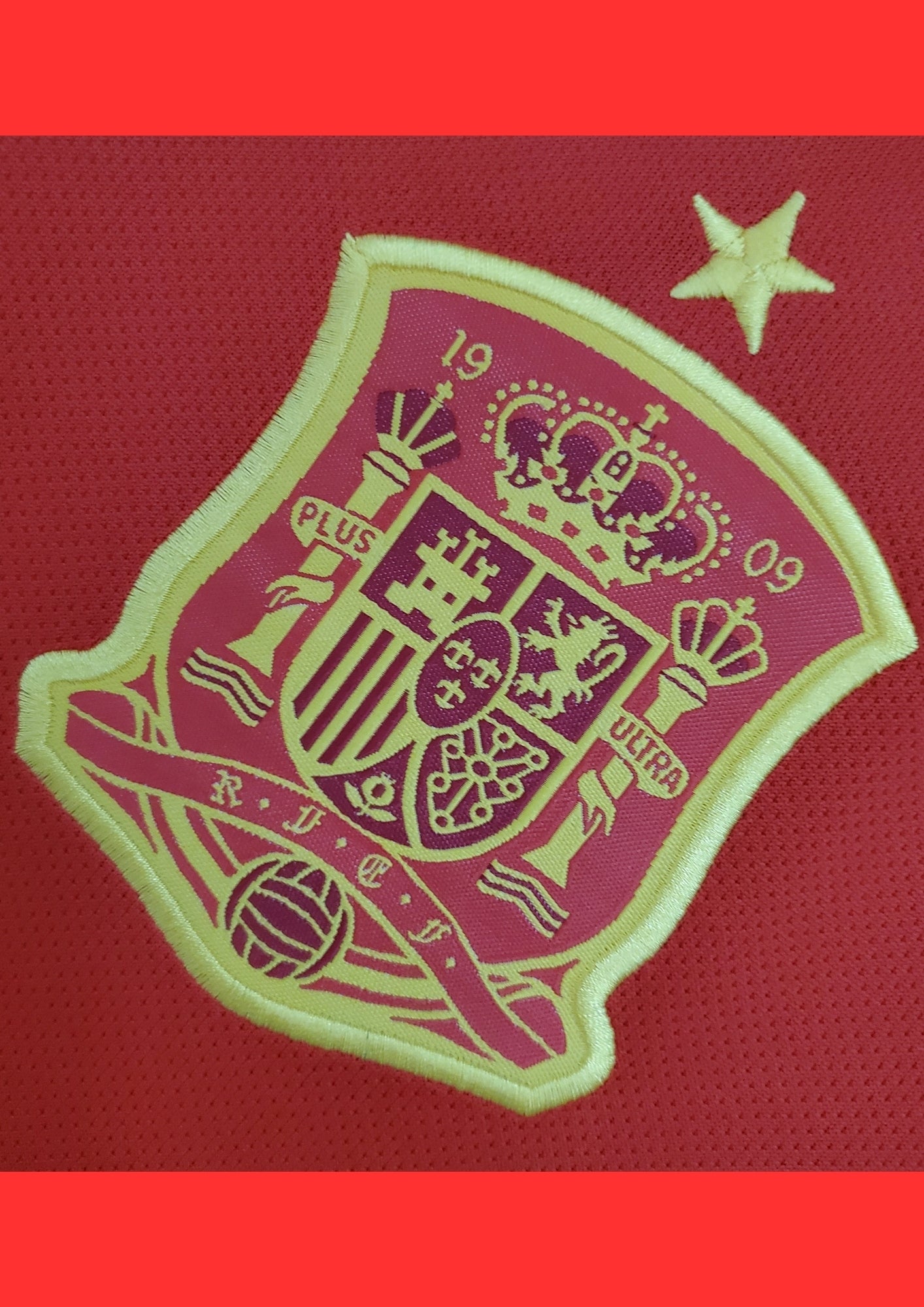 Espagne Domicile 2018 : Rouge avec motif de diamants graphiques jaunes, bleus et rouges sur le côté droit. GoalKits