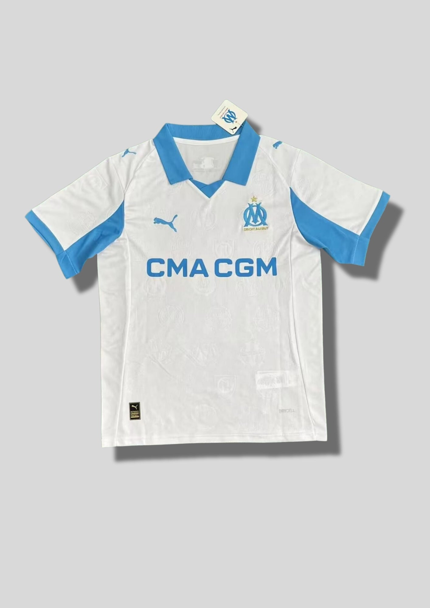 Olympique de Marseille domicile 2024-2025 : maillot blanc avec un col rond et des bords de manches bleu roi, panneaux latéraux décorés de motifs géométriques gris et menthe, blason classique et sponsor CMA CGM bleu. GoalKits