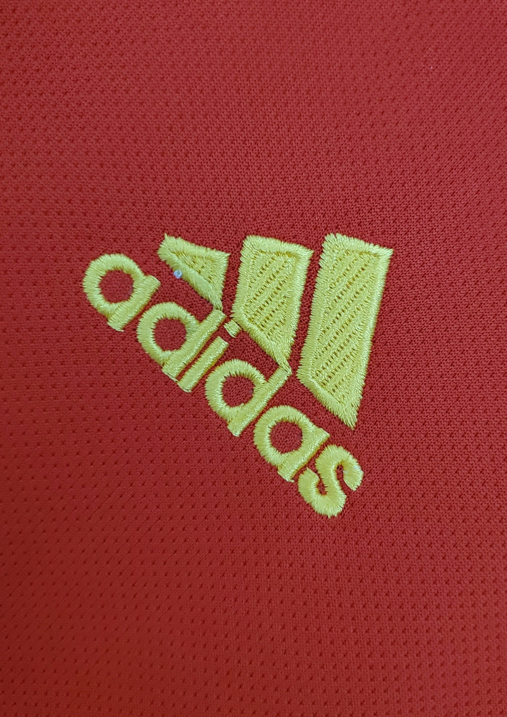 Espagne Domicile 2018 : Rouge avec motif de diamants graphiques jaunes, bleus et rouges sur le côté droit. GoalKits