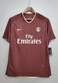 Paris Saint-Germain bordeaux monogramme : maillot couleur prune/bordeaux avec un motif monogramme "PSG" et Tour Eiffel sur tout le torse, col en V et liserés jaune pâle, sponsor Fly Emirates. GoalKits