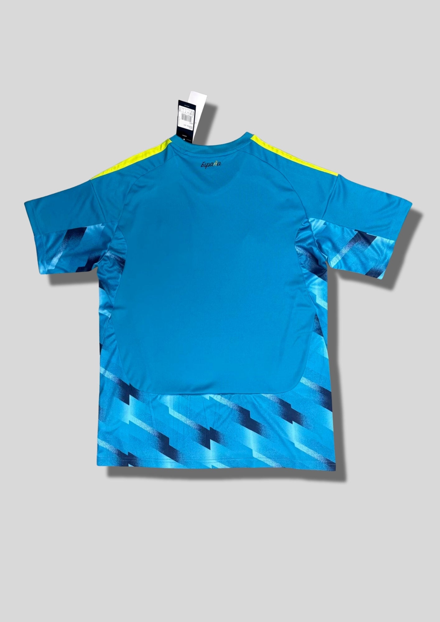 Espagne Training/Pre-Match 2024 : Bleu turquoise, motifs géométriques en dégradé sur le bas et bandes jaune fluo. GoalKits