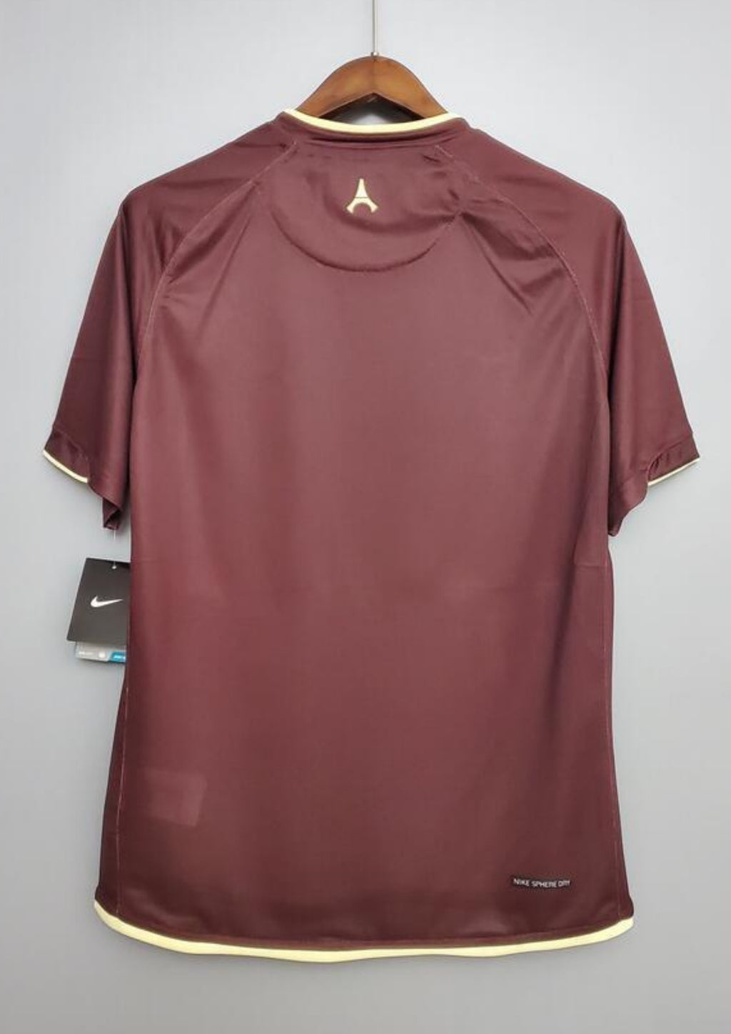 Paris Saint-Germain bordeaux monogramme : maillot couleur prune/bordeaux avec un motif monogramme "PSG" et Tour Eiffel sur tout le torse, col en V et liserés jaune pâle, sponsor Fly Emirates. GoalKits