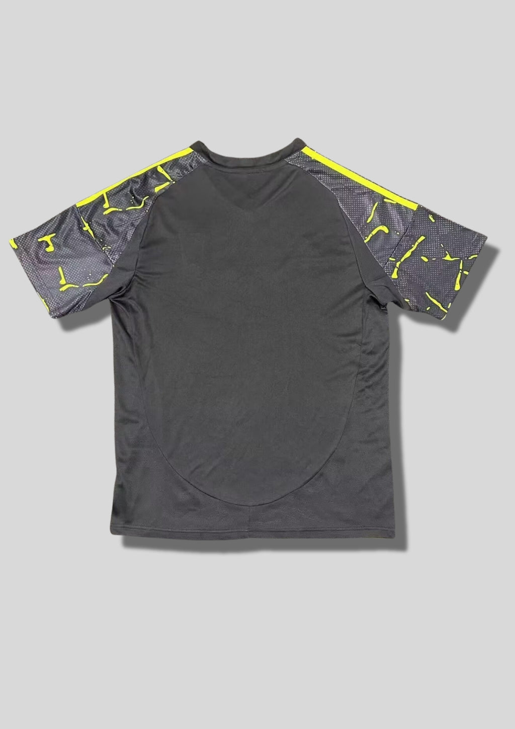 Columbus Crew Pre-Match 24/25 : Noir avec des motifs graphiques "éclaboussures" jaune fluo sur l'ensemble et sponsor "Nationwide". GoalKits