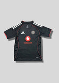Orlando Pirates Home 24/25 : Noir avec de fines bordures rouges le long des panneaux latéraux et des manches, et le sponsor "vodacom" au centre. GoalKits