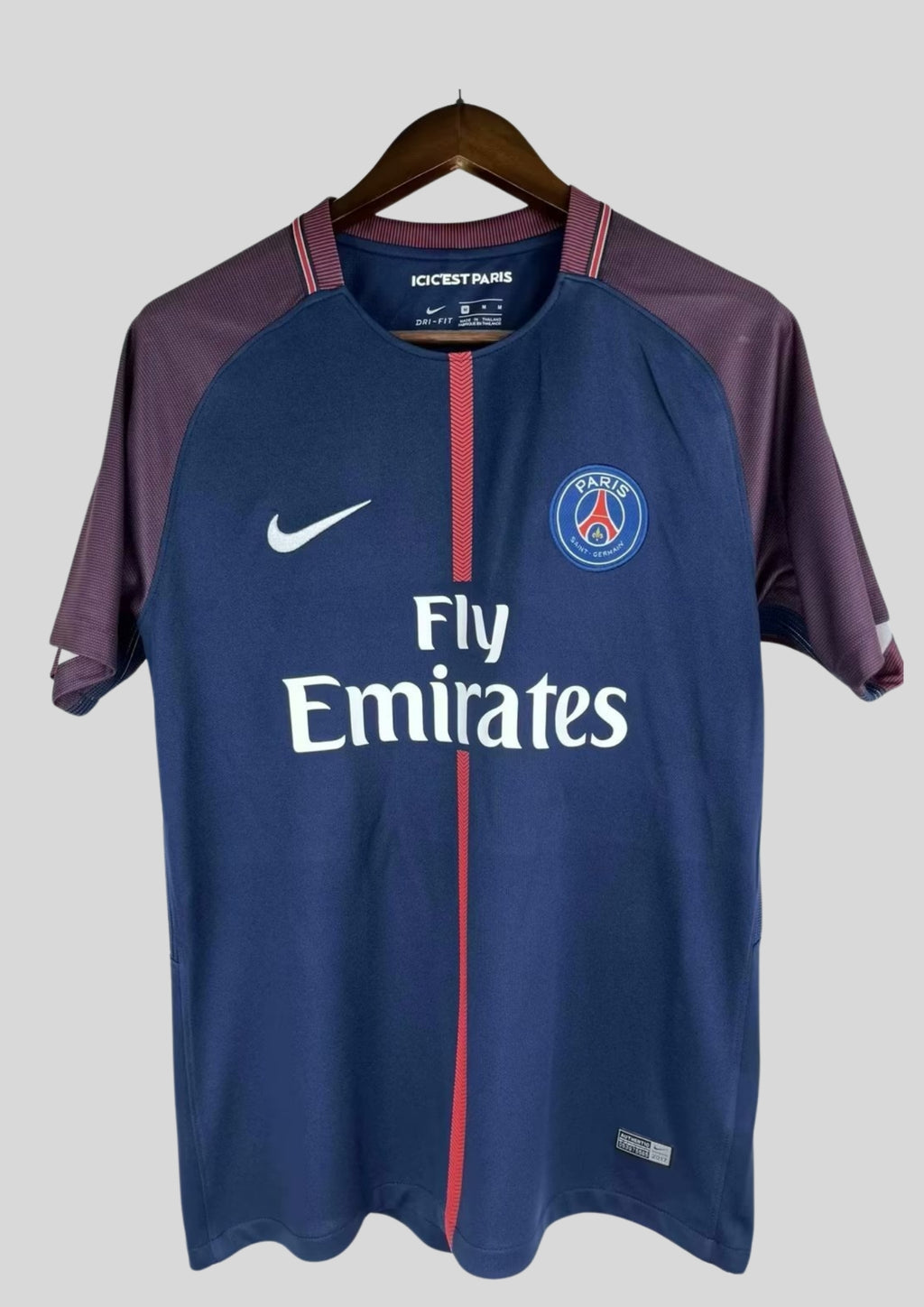 Paris Saint-Germain (France) Maillot Domicile (Style Hechter revisité) : Un design bleu marine profond avec une fine ligne verticale rouge en dents de scie au centre. GoalKits