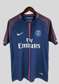 Paris Saint-Germain (France) Maillot Domicile (Style Hechter revisité) : Un design bleu marine profond avec une fine ligne verticale rouge en dents de scie au centre. GoalKits